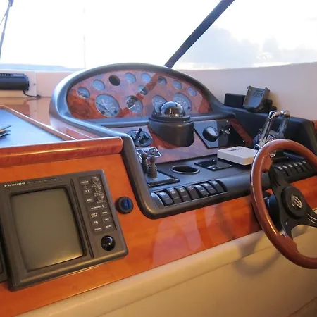 Ботель Lanzarote Yacht *