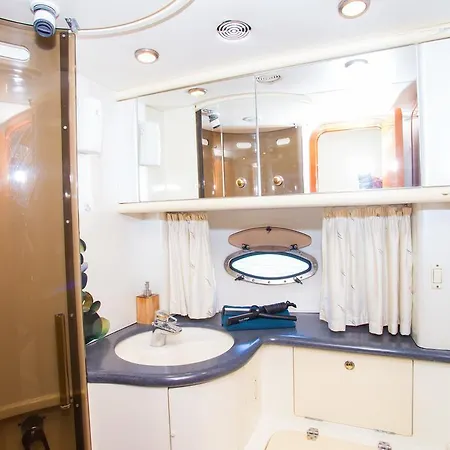 Ботель Lanzarote Yacht *